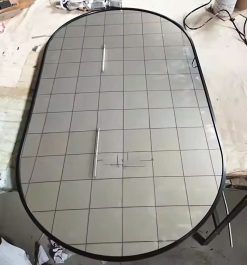 cận cảnh phần khung gương nhôm